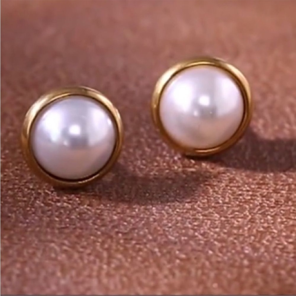 NEW Round White Pearl Stud Earrings Gold Screw Back Studs